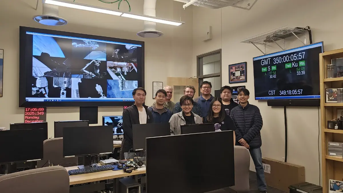 ทีมวิจัยทำงานที่ห้องควบคุมกล้องจุลทรรศน์ KERMIT บน ISS ของบริษัท Bioserve Space Technologies ร่วมกับวิศวกรของบริษัท