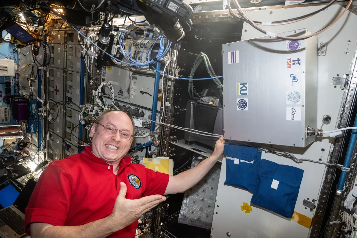 นักบินอวกาศนาซา Mike Fincke ติดตั้งเพย์โหลด TLC เข้าสู่กล้องจุลทรรศน์ KERMIT บนสถานีอวกาศนานาชาติ