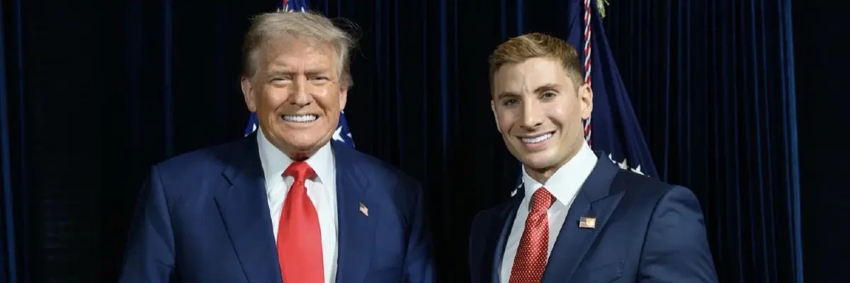 โดนัลก์ ทรัมป์ และ จาคอบ เฮลเบิร์ก รัฐมนตรีช่วยว่าการกระทรวงการต่างประเทศ