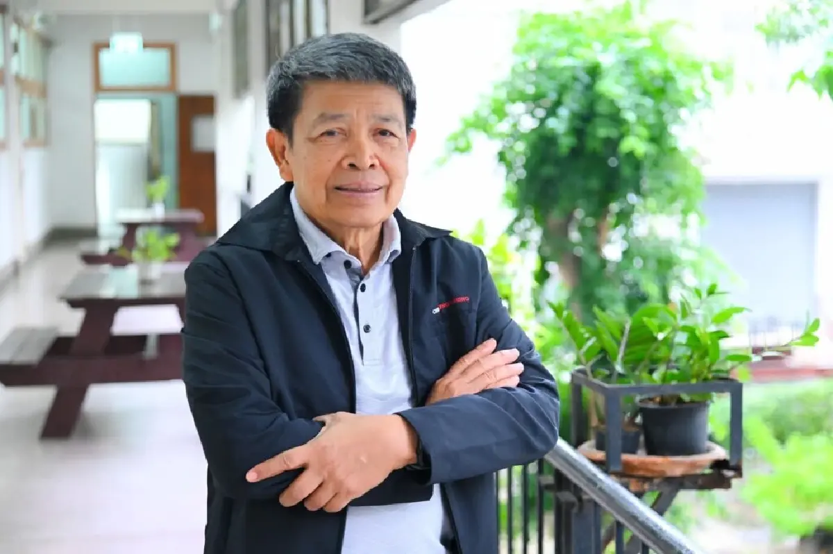 รองศาสตราจารย์นเรศร์ จันทน์ขาว อาจารย์ภาควิชาวิศวกรรมนิวเคลียร์ คณะวิศวกรรมศาสตร์ จุฬาลงกรณ์มหาวิทยาลัย