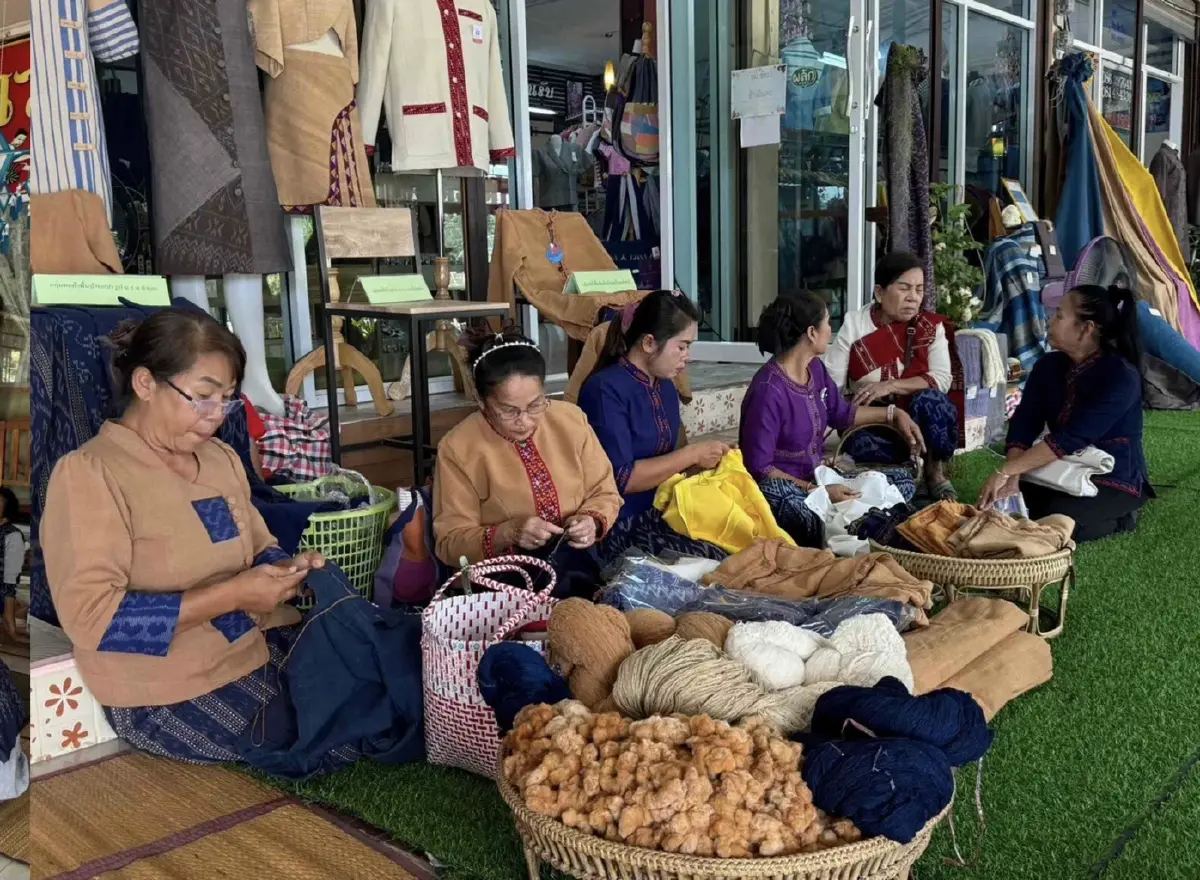 “ผ้าฝ้ายมุกดาหาร” OTOP บ้านซ่ง ขายออนไลน์ รายได้หลักแสนต่อเดือน