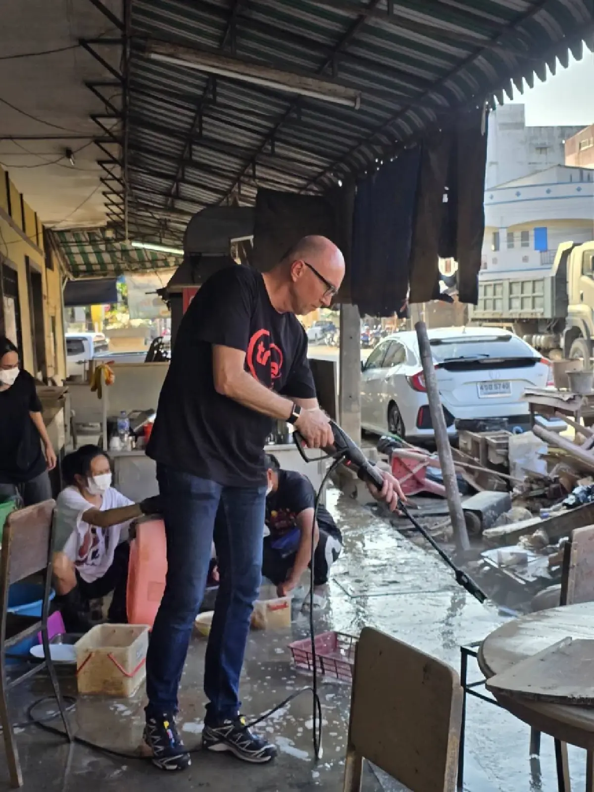 ทีมผู้บริหารทรูลงหาดใหญ่! เร่งช่วยผู้ประสบภัย พร้อมเติมพลังใจฮีโร่ชุดขาว