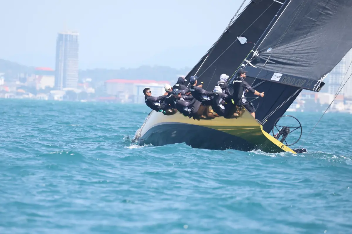 พระราชินีทรงทรงพาเรือใบทีมชาติไทยชนะ 2 เรซ  ซีเกมส์ ครั้งที่ 33