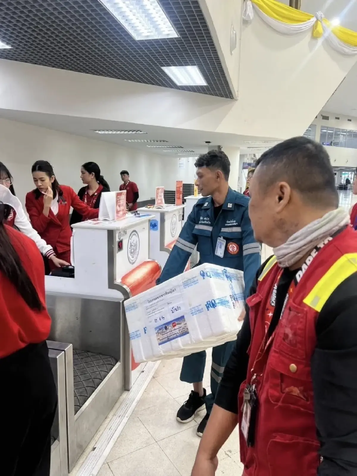 แอร์เอเชียขน 9.8 หมื่น กก.! ส่งสิ่งของบริจาคช่วยคนไทยผู้ประสบอุทกภัยหาดใหญ่-นราธิวาส