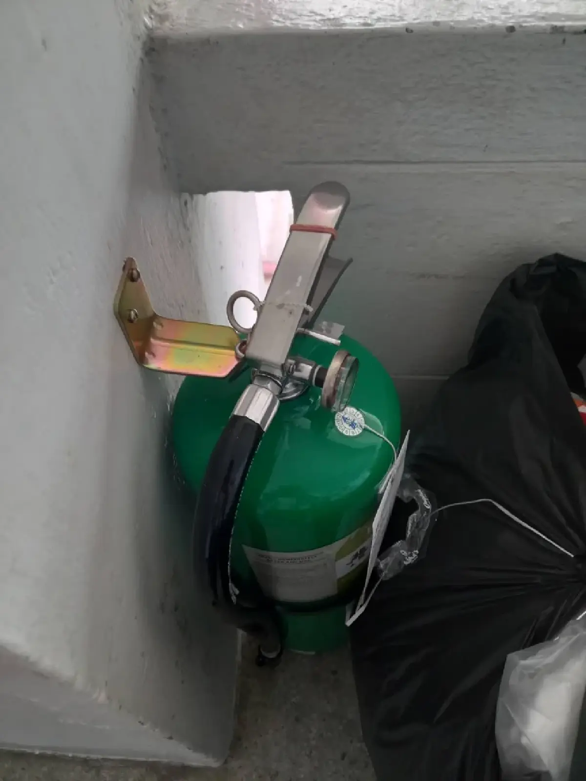 ถังดับเพลิงที่แขวนไว้บนเสา