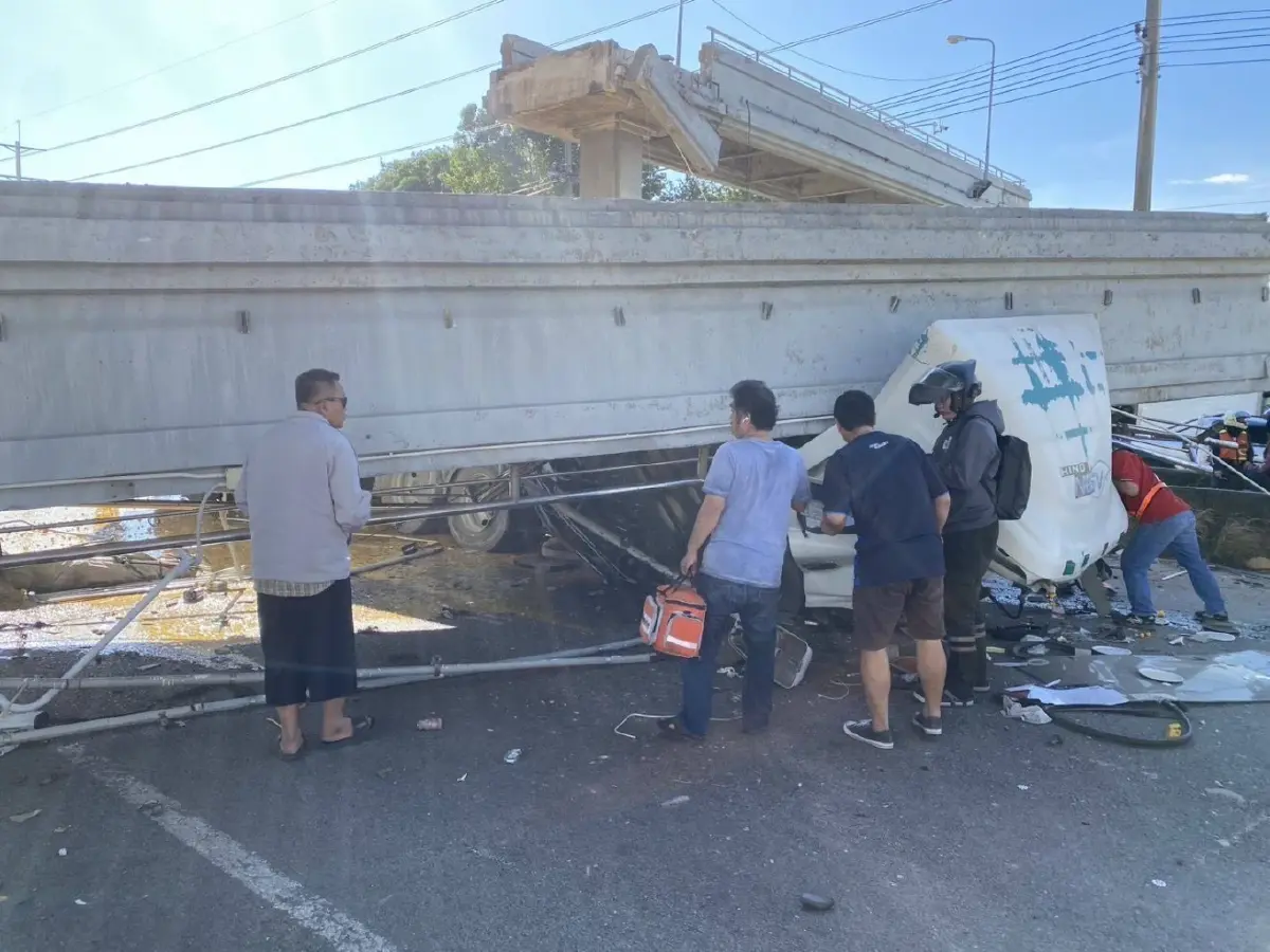 ระทึก! รถบรรทุกยกดั๊มพ์เสยสะพานลอยร่วงทับรถพังยับ เจ็บหลายราย