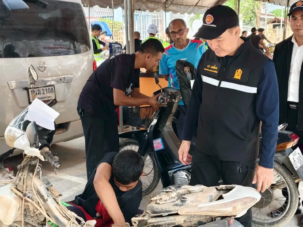 อาชีวะอาสาตั้งศูนย์ช่วยผู้ประสบภัยน้ำท่วมที่หาดใหญ่
