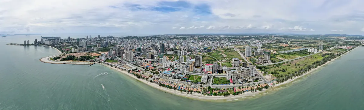 ภาพมุมมองพาโนรามาของเมืองสีหนุวิลล์จากหาดโอเตรของกัมพูชา / ภาพ wikipedia