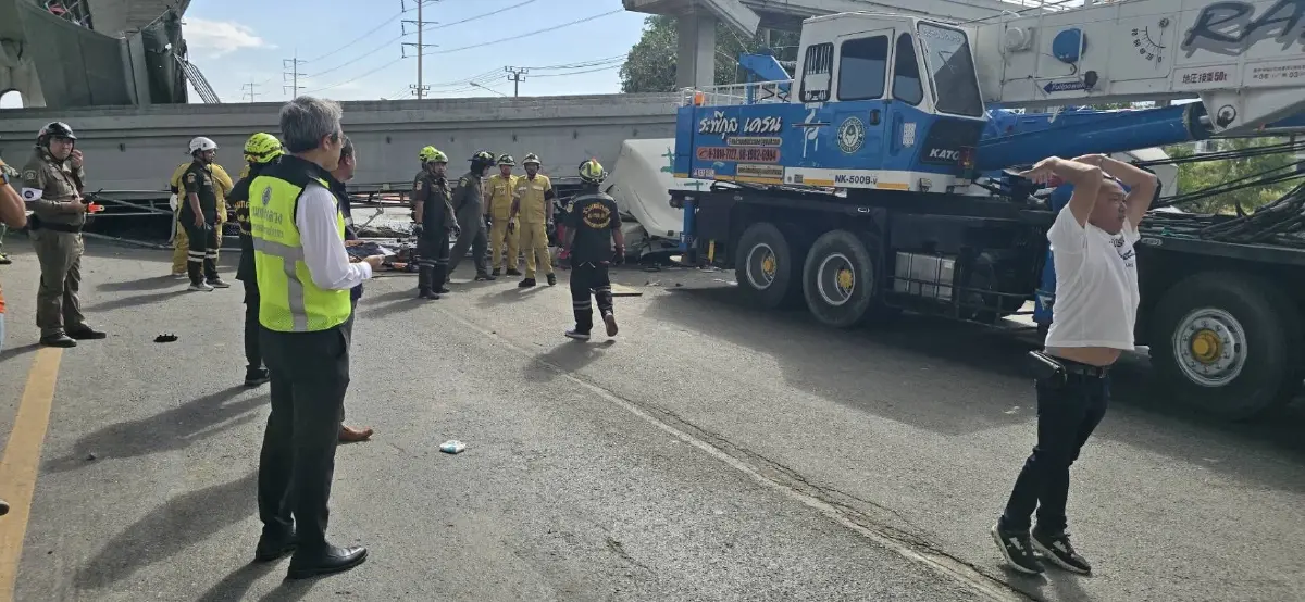 ระทึก! รถบรรทุกยกดั๊มพ์เสยสะพานลอยร่วงทับรถพังยับ เจ็บหลายราย
