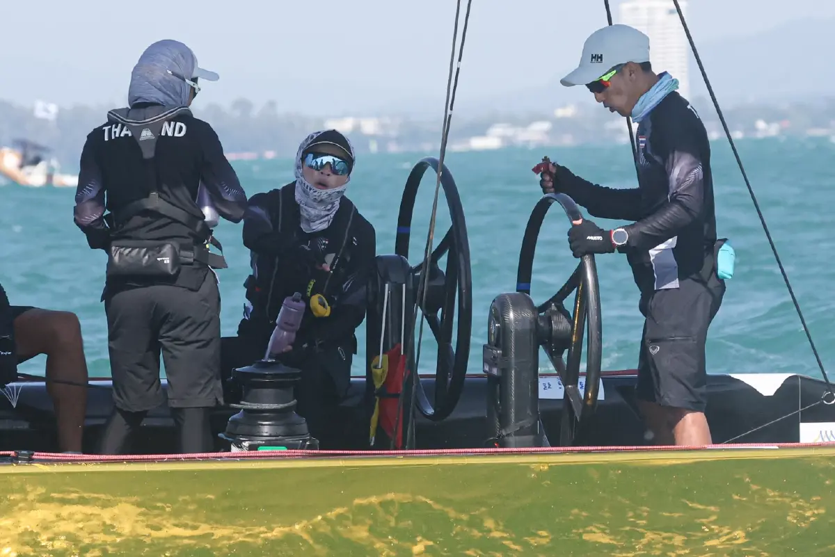 พระราชินีทรงทรงพาเรือใบทีมชาติไทยชนะ 2 เรซ  ซีเกมส์ ครั้งที่ 33