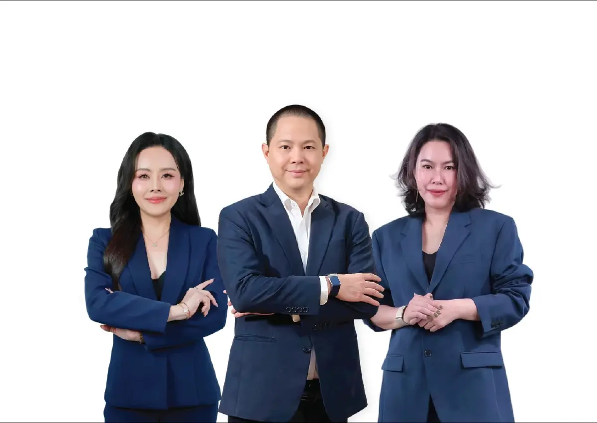 ลภัสรดา เลิศภานุโรจ (ซ้าย) นายแพทย์ระวีวัฒน์ มาศฉมาดล (กลาง) ประภาวรินท์ ลองงาม (ขวา)