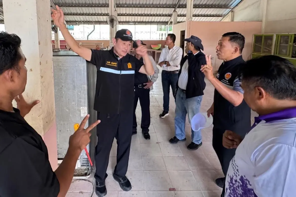 วก.ไชยาเช็กระบบไฟ รร.บ้านบางแฟบ หลังน้ำท่วมลดเพื่อความปลอดภัย