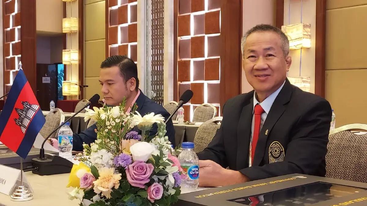 นายวัธ จำเริญ เลขาธิการคณะกรรมการโอลิมปิกแห่งชาติกัมพูชา (NOCC) และนายหนาน​ ซอคอิซาว​ หัวหน้าคณะนักกีฬา​กัมพูชา