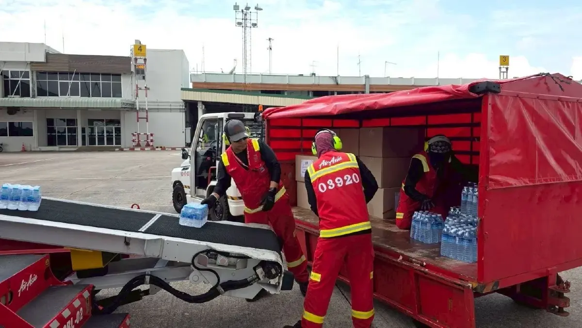 แอร์เอเชียขน 9.8 หมื่น กก.! ส่งสิ่งของบริจาคช่วยคนไทยผู้ประสบอุทกภัยหาดใหญ่-นราธิวาส