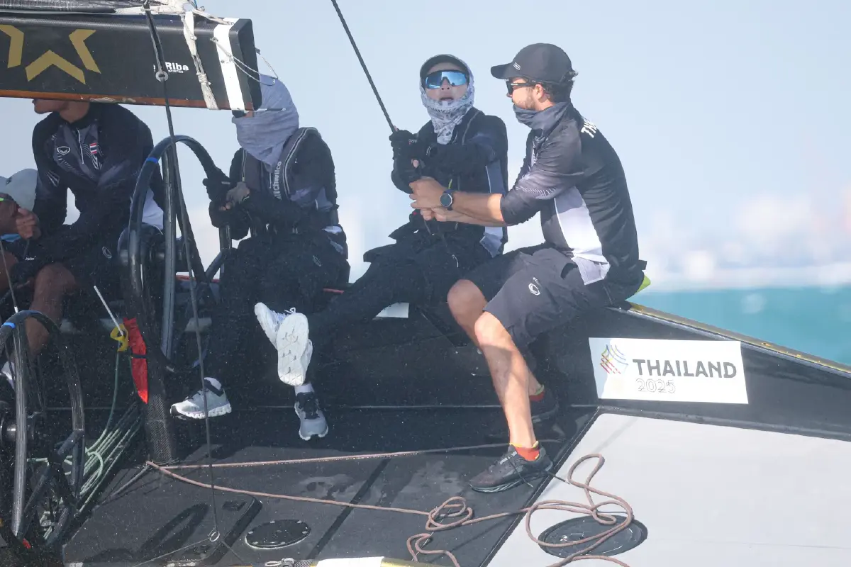 พระราชินีทรงทรงพาเรือใบทีมชาติไทยชนะ 2 เรซ  ซีเกมส์ ครั้งที่ 33