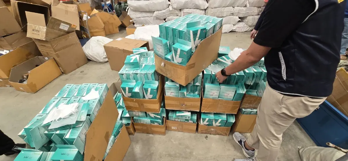 CIB ลุยค้นโกดังเก็บ "หน้ากากอนามัยเถื่อน"  ยึดของกลางกว่า 160,000 ชิ้น