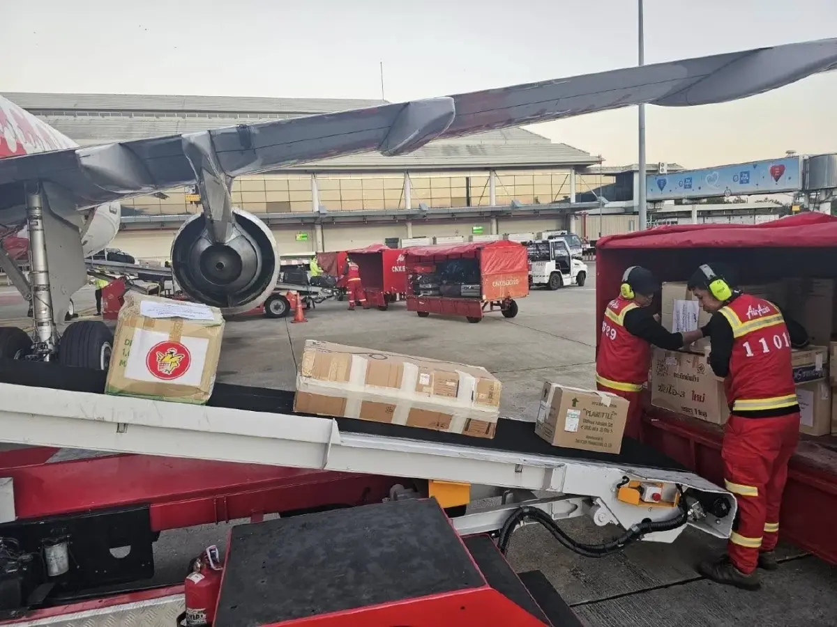 แอร์เอเชียขน 9.8 หมื่น กก.! ส่งสิ่งของบริจาคช่วยคนไทยผู้ประสบอุทกภัยหาดใหญ่-นราธิวาส