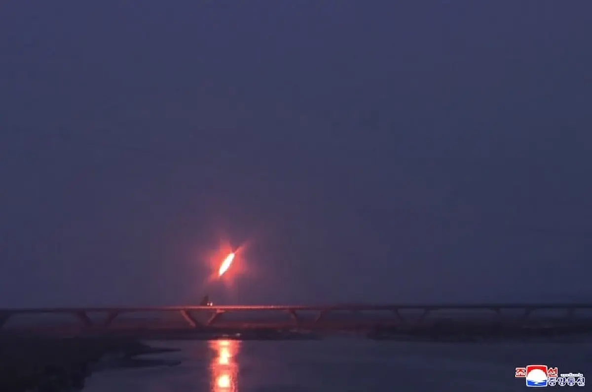 คิม จอง อึน กำกับดูแลการซ้อมยิงขีปนาวุธร่อนของเกาหลีเหนือ