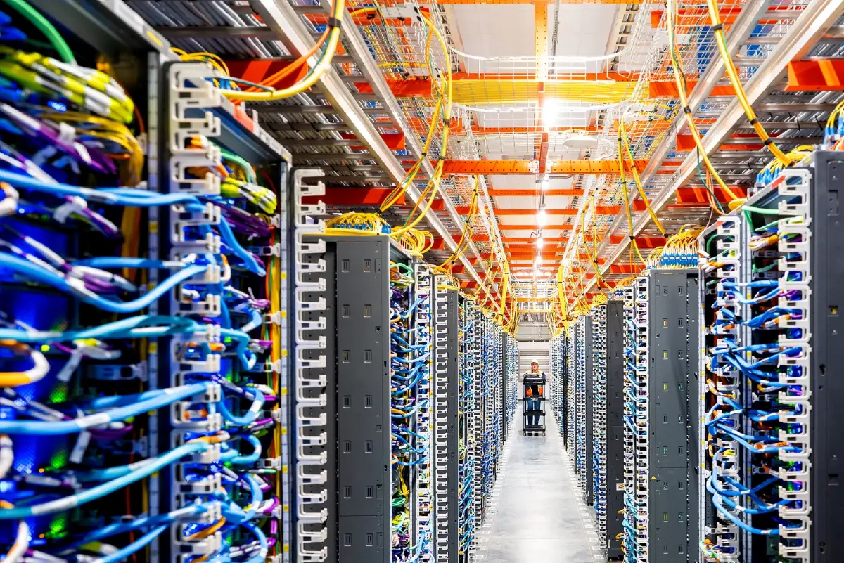 เม็ดเงินลงทุนสร้าง Data Center ของภาคเอกชนพุ่งแตะ 4.1 หมื่นล้านดอลลาร์ต่อปี ซึ่งอยู่ในระดับเดียวกับงบประมาณก่อสร้างระบบคมนาคมขนส่งของรัฐบาลท้องถิ่น