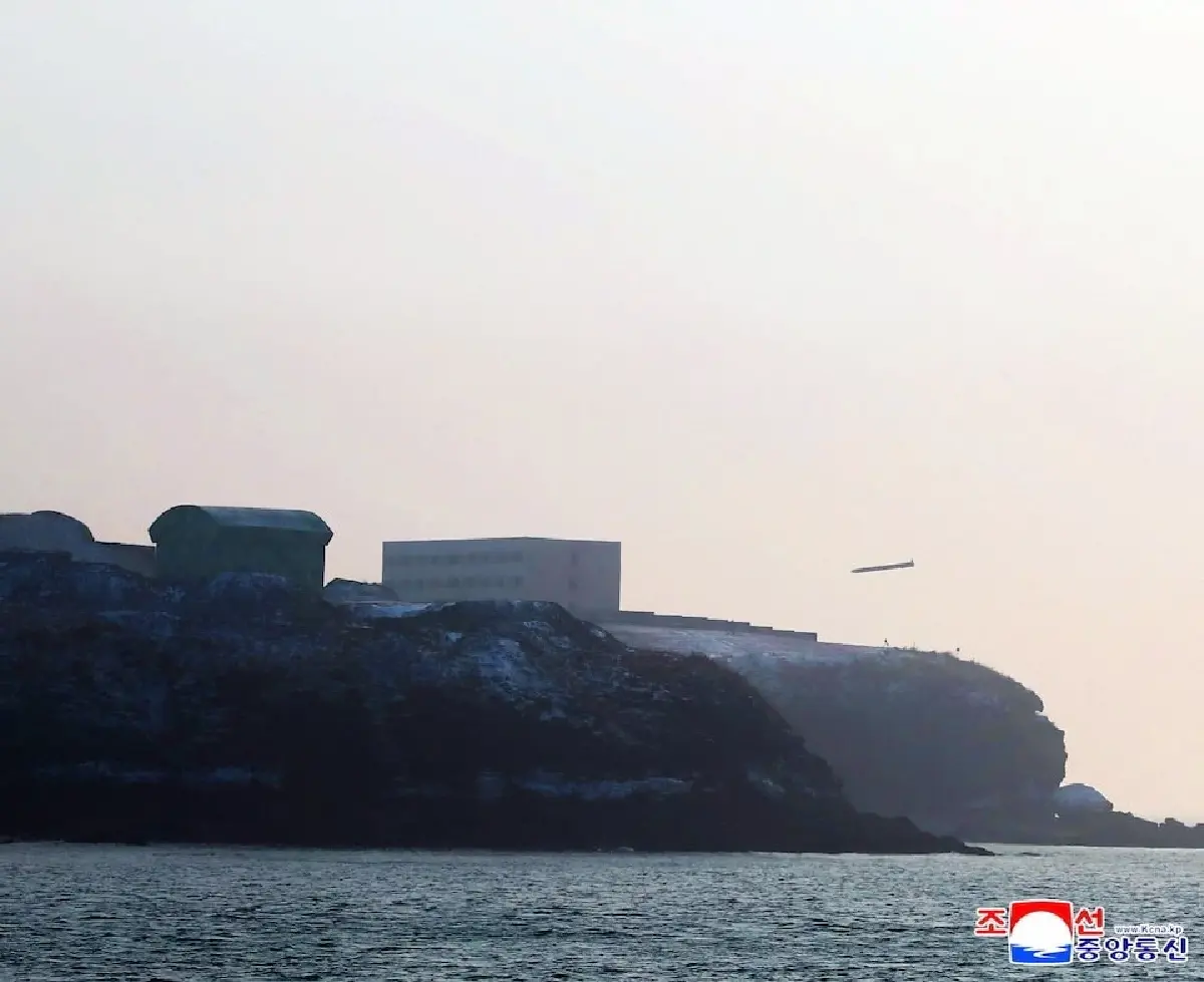 คิม จอง อึน กำกับดูแลการซ้อมยิงขีปนาวุธร่อนของเกาหลีเหนือ