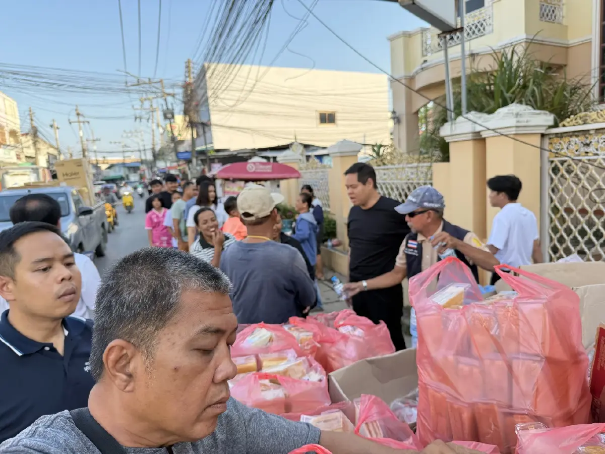 สรรเพชญ นำครัวบุญญามณีมอบแซนวิช–ถุงยังชีพช่วยชาวสงขลา