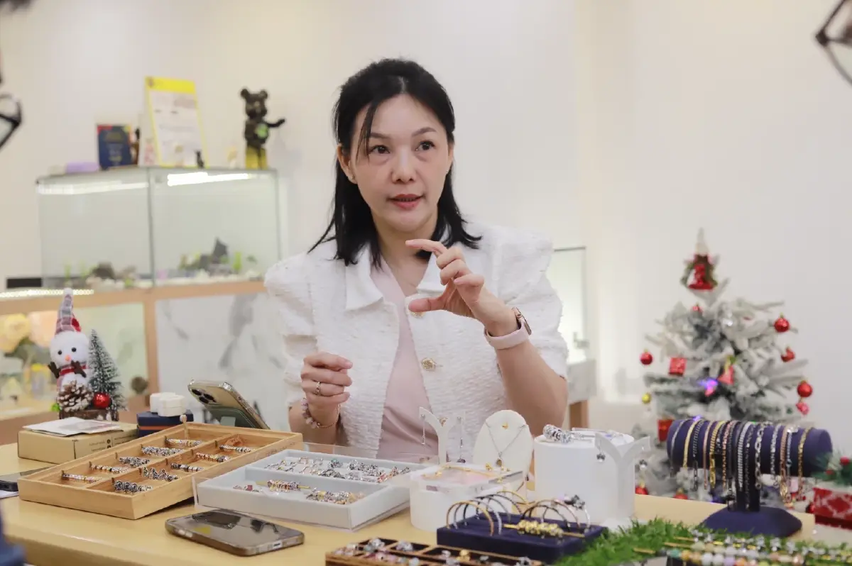 ธันว์ชนก อร่ามรัศมีวาณิชย์