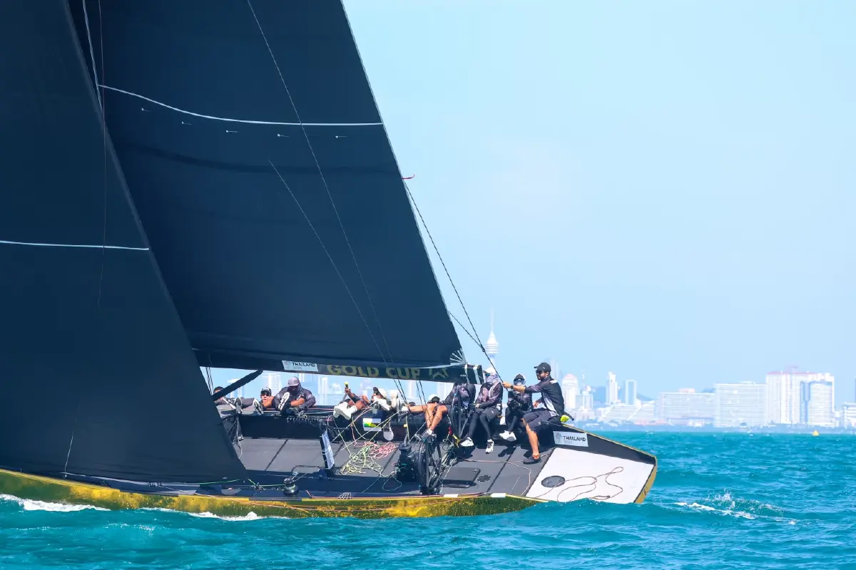 พระราชินีทรงทรงพาเรือใบทีมชาติไทยชนะ 2 เรซ  ซีเกมส์ ครั้งที่ 33