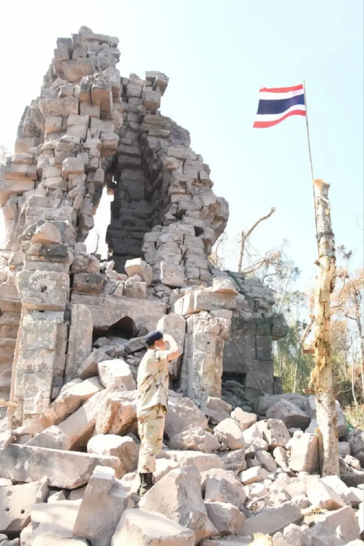 'อนุทิน' ร่วมทานข้าว-ให้กำลังใจกำลังพลบนปราสาทตาควาย-เนิน 350