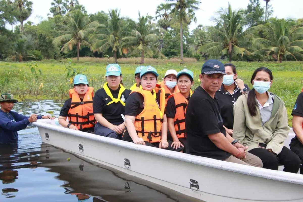 ชมรมภริยาทหารเรือ ฯ มอบถุงยังชีพแก่ผู้ประสบภัยน้ำท่วมพื้นที่สงขลา