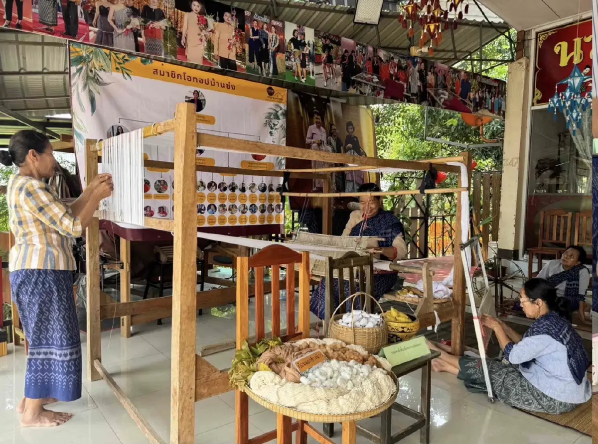 “ผ้าฝ้ายมุกดาหาร” OTOP บ้านซ่ง ขายออนไลน์ รายได้หลักแสนต่อเดือน