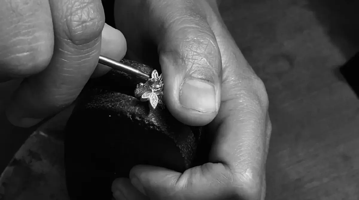 Phya Jewelry พิทักษ์ช่างฝีมือไทย พางานหินสู่มือนักสะสมทั่วโลก