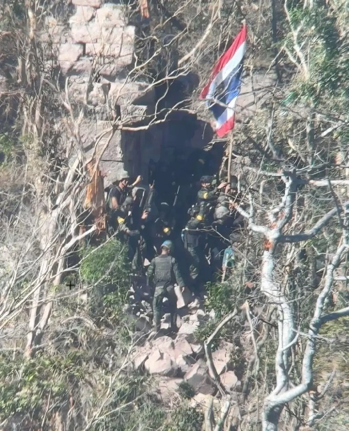 ธงชาติไทยบนปราสาทตาควาย