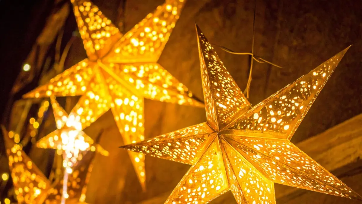 ดาวที่เป็นสัญลักษณ์ติดตามสถานที่ต่างๆ รวมไปถึงจุดยอดสุดของต้นคริสตมาส