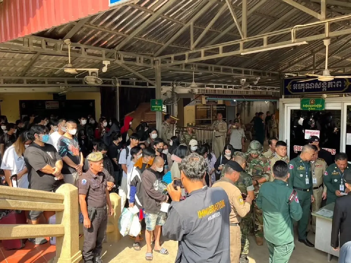 'กองทัพเรือ' รับคนไทย 162 คน กลับประเทศผ่านช่องทาง ชายแดนบ้านแหลม