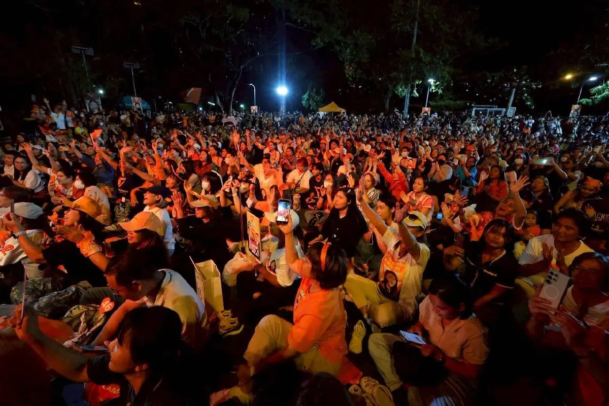 “พิธา” ลุยช่วยผู้สมัครพรรคประชาชนหาเสียง ยกปัญหาพระราม 2 เป็นเรื่องสำคัญ