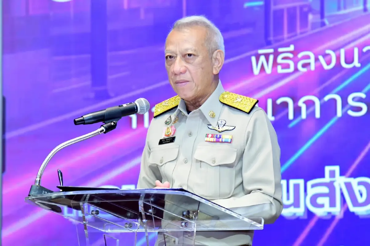 พิพัฒน์ รัชกิจประการ รองนายกรัฐมนตรีและรัฐมนตรีว่าการกระทรวงคมนาคม