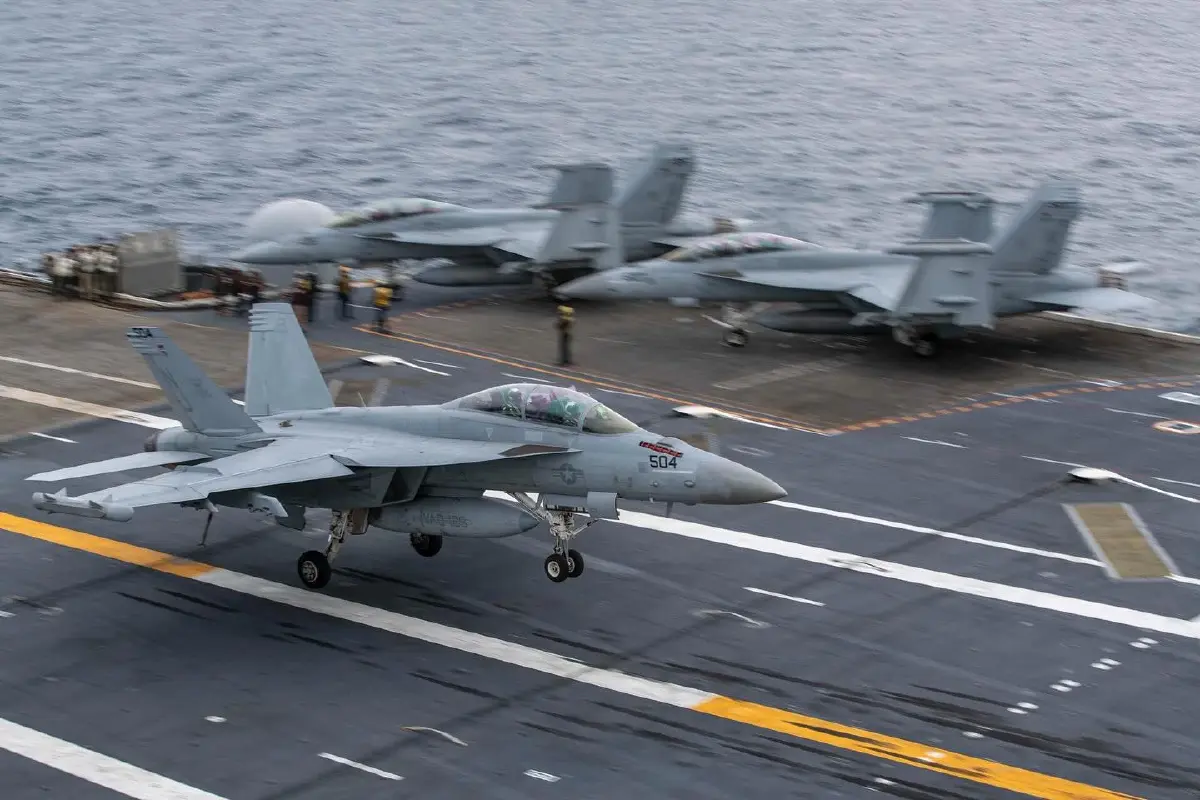 เรือบรรทุกเครื่องบิน Abraham Lincoln ถึงตะวันออกกลางแล้ว