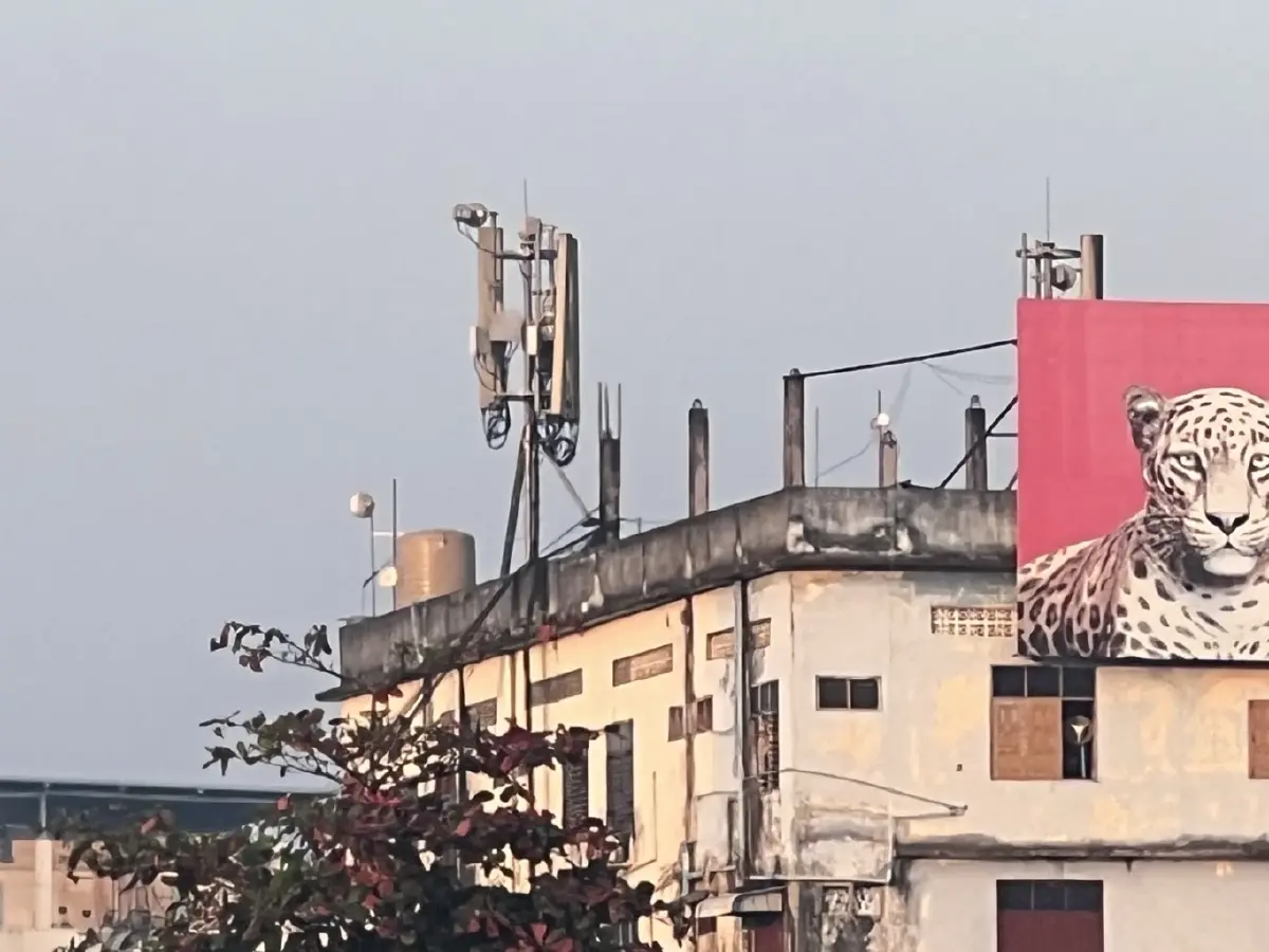 บุกอาคารริมเมย พบเบาะแสลอบส่ง "สัญญาณเน็ต" ป้อน "เมียวดี"