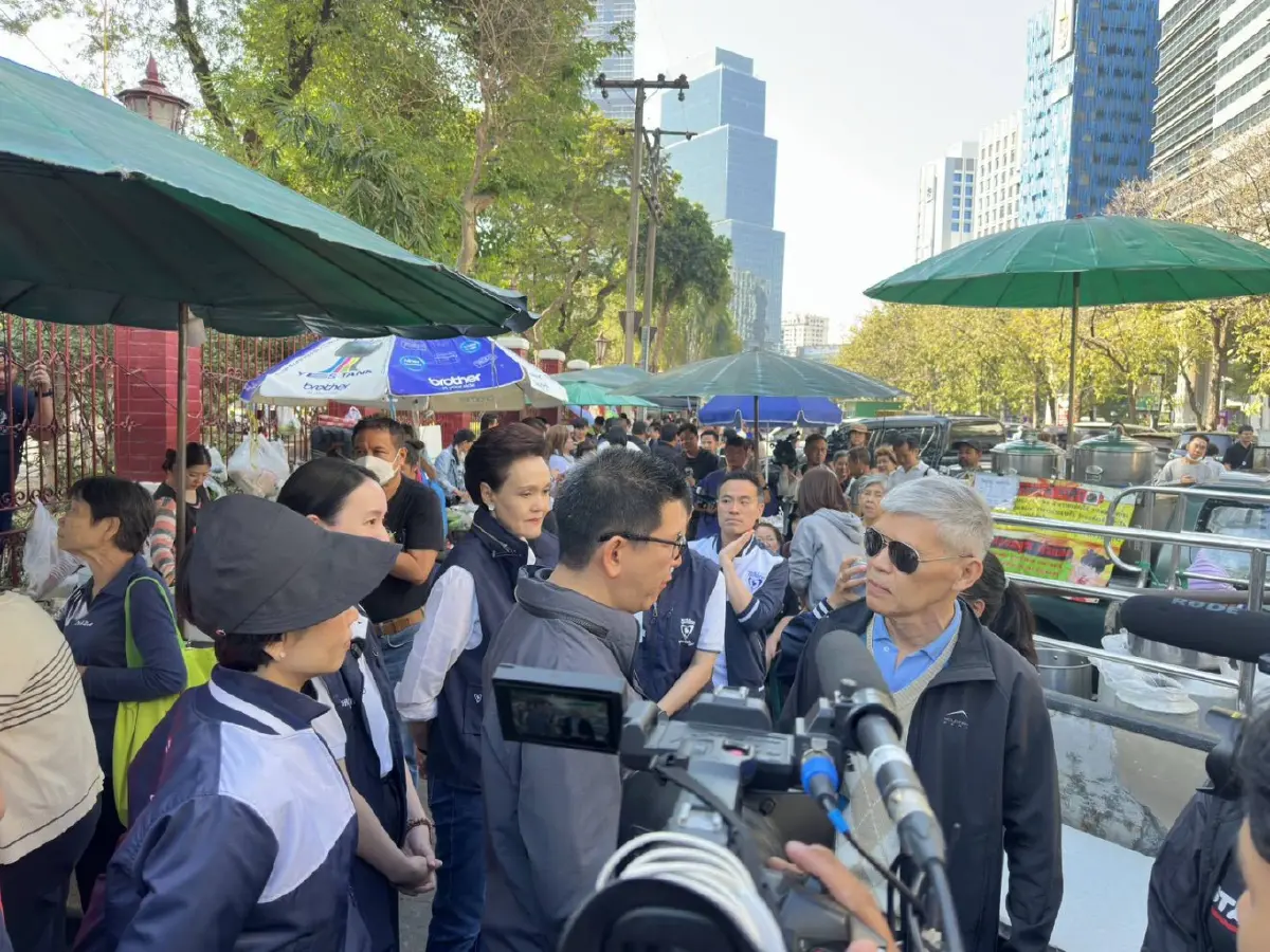 ภูมิใจไทย ยกทัพ “สีหศักดิ์-เอกนิติ-ศุภจี” หาเสียงสวนลุม ปชช.แห่ให้กำลังใจ