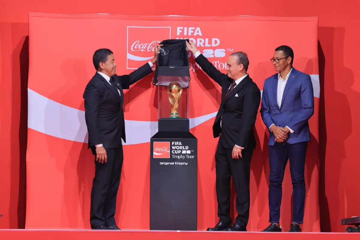 ยลโฉม ถ้วยบอลโลกของแท้ ถึงไทยแล้ว :"ชัชชาติ" หวังเด็กไทยได้แชมป์โลก