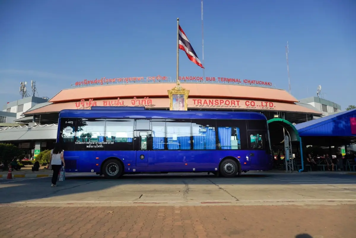 เช็ก 8 เส้นทาง รถเมล์ไฟฟ้า (EV) เชื่อมหมอชิต 2 ไร้รอยต่อ ลดฝุ่น PM 2.5