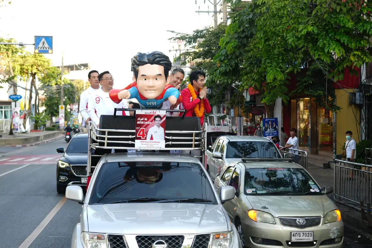 จุลพันธ์นำทีมเพื่อไทยลุยตลาดห้วยขวาง สื่อสารนโยบายทวงคืน กทม.