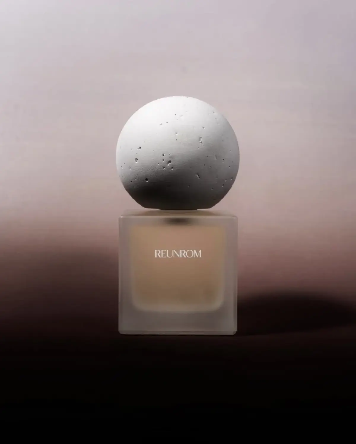 ซูมภาพเครื่องหอมแบรนด์ไทย โผล่ข้างกายแม่ของ ‘อีลอน มัสก์’