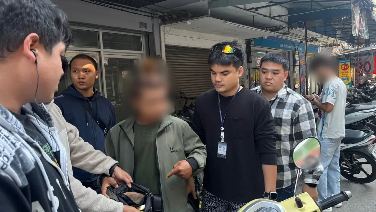 ภาพขณะจับกุมผู้ต้องหารับจ้างกดเงินให้แก๊งคอลเซ็นเตอร์