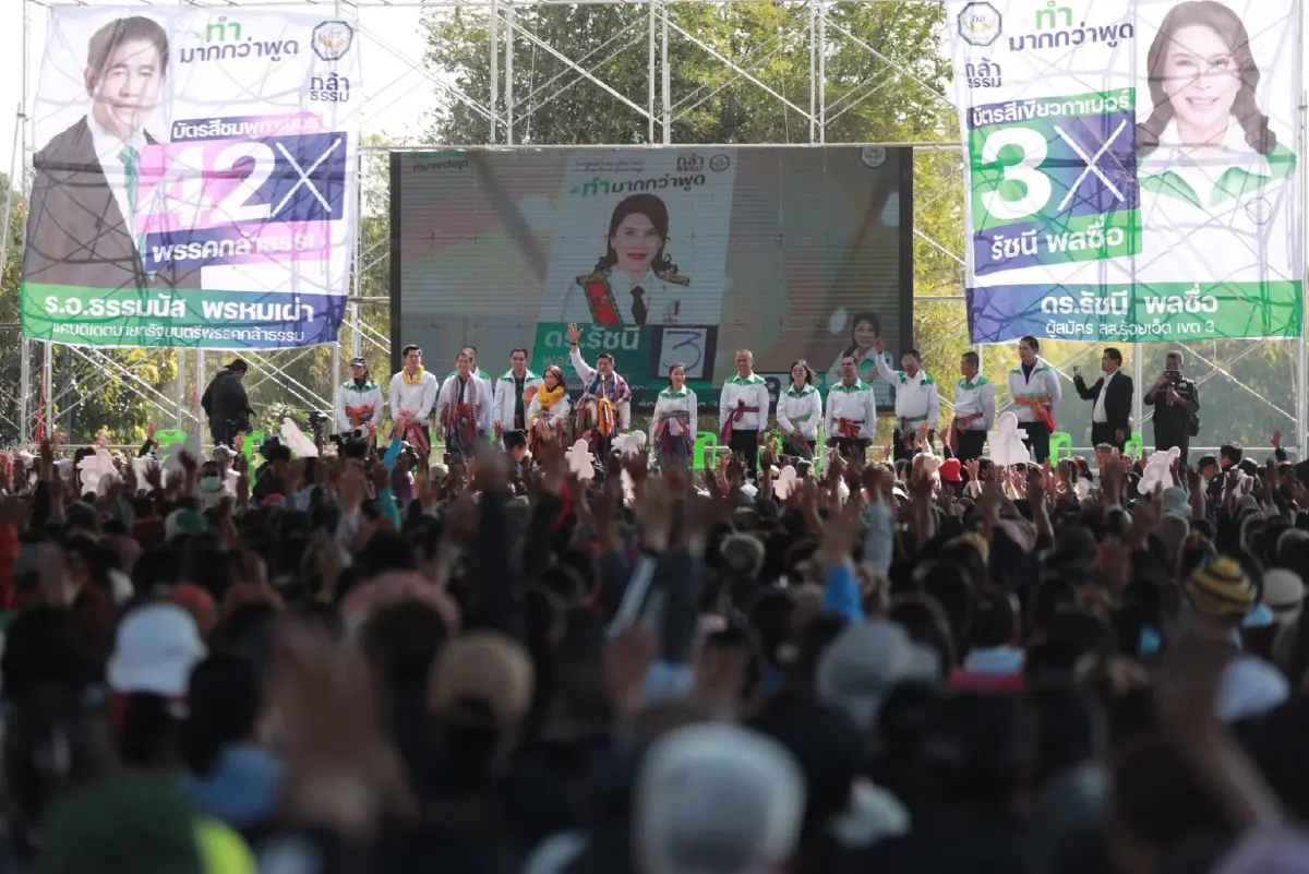 “ธรรมนัส-นฤมล” หาเสียงร้อยเอ็ด ชูนโยบายกล้าธรรมดัน ส.ป.ก.เป็นโฉนด