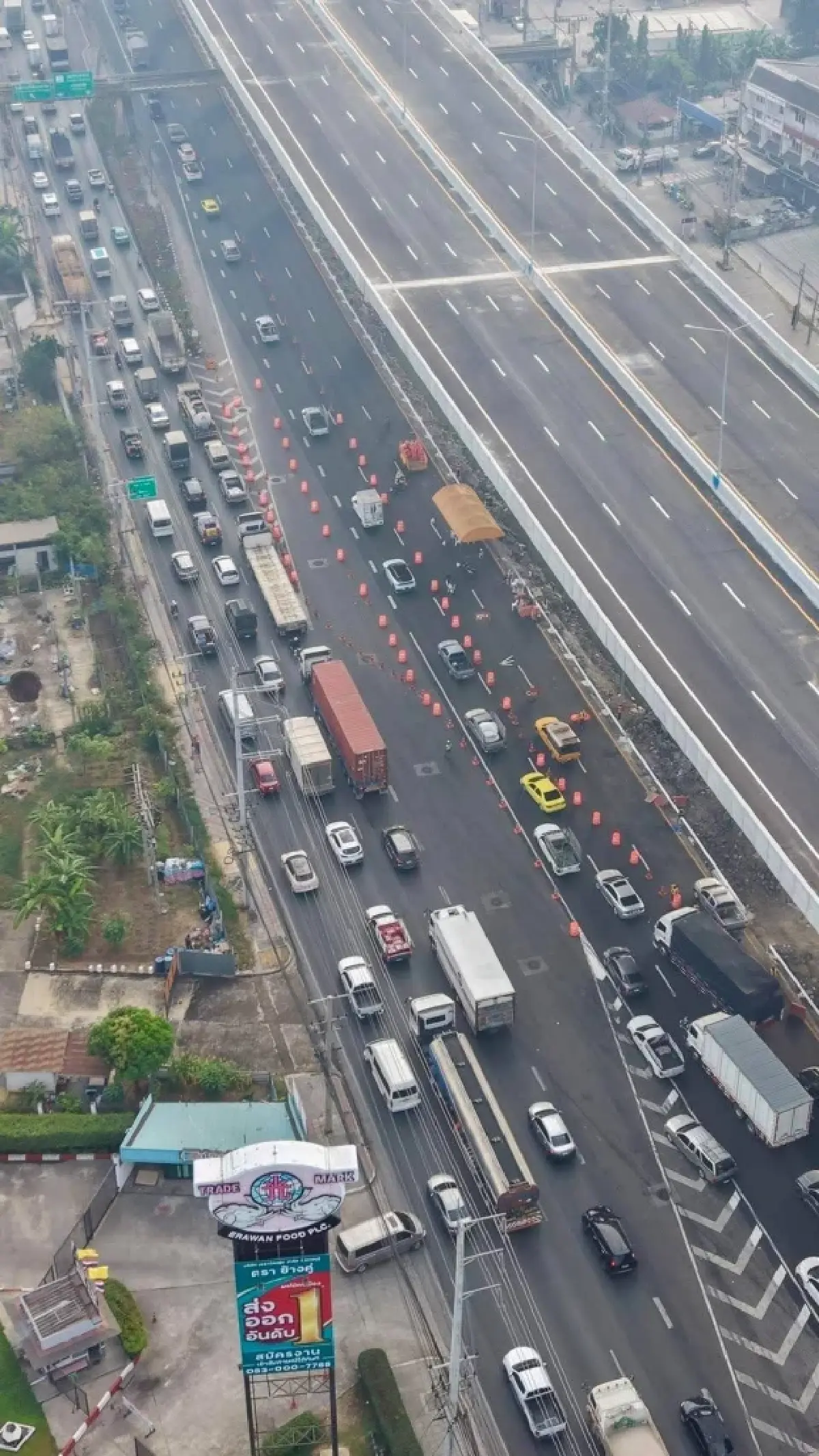 พระราม 2 เปิดเลนพิเศษ กม.29-32 ระบายรถเข้า-ออก หลังเคลียร์เครน LG