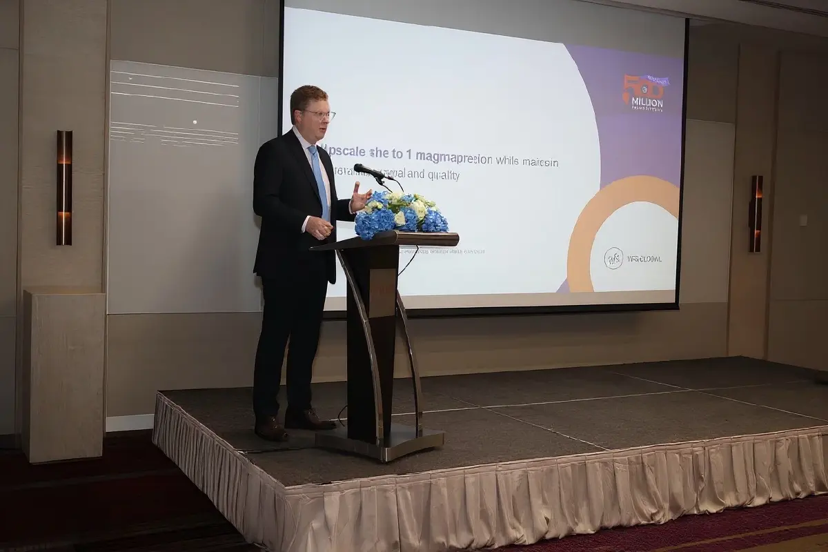 นายไซมอน พีชีย์