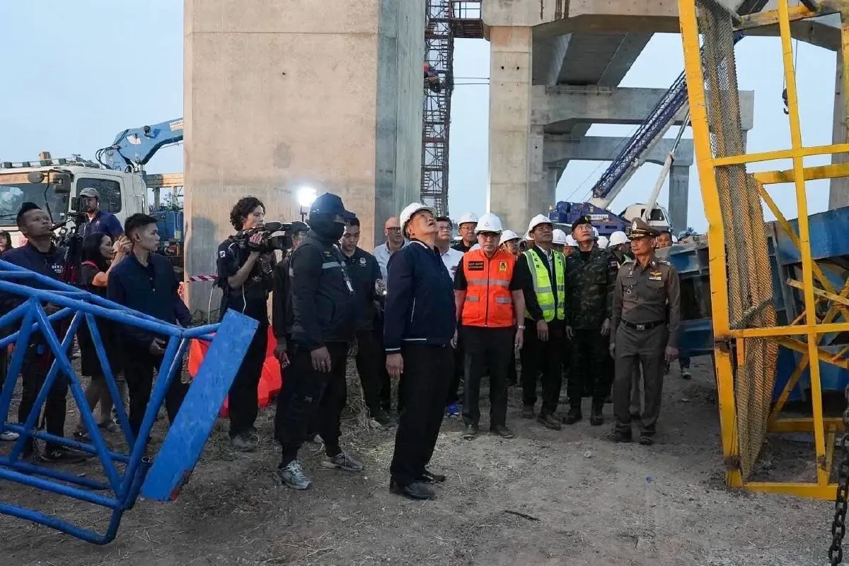 "อนุทิน" ลงพื้นที่ เครนหล่นทับรถไฟ สั่ง เร่งดูแลผู้โดยสาร