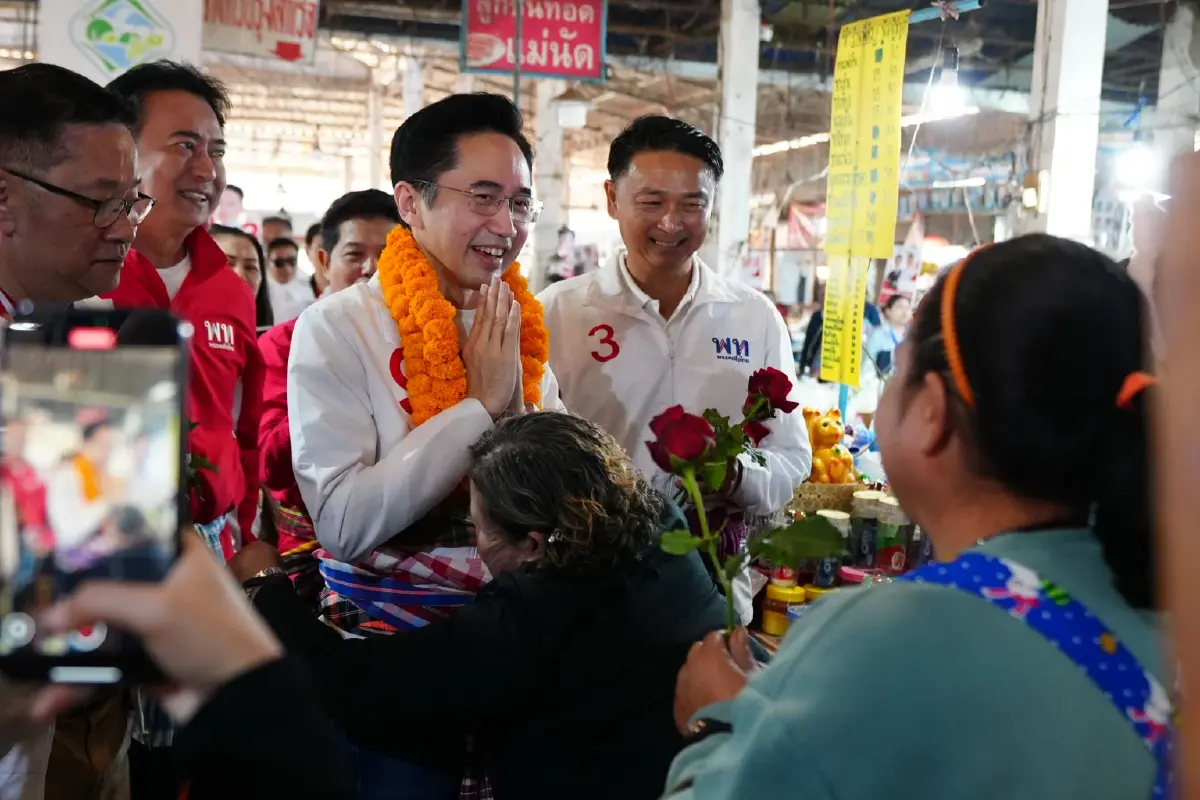 เลือกตั้ง69 : ศ.ดร.ยศชนัน ลุยตลาดหนองบัวลำภู ชาวบ้านชี้เลือกเพื่อไทย