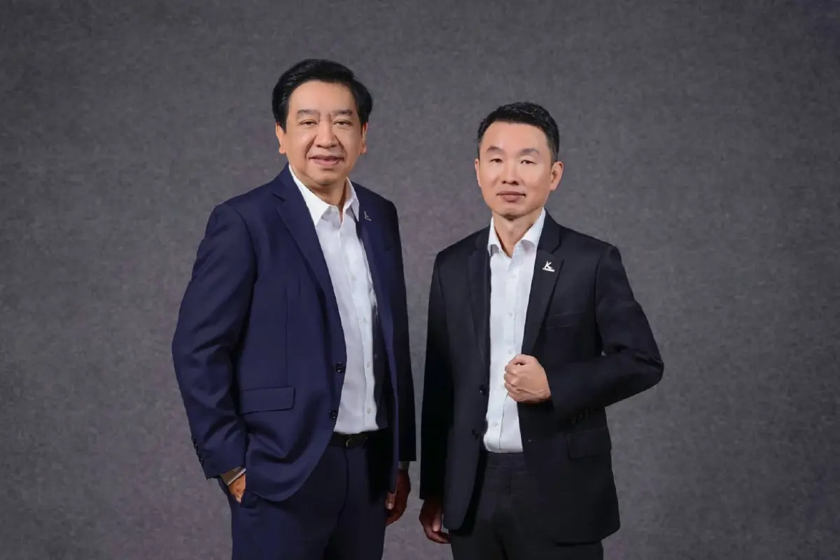 กิตติพงศ์ คุ้มมั่น (ซ้าย) พงศ์ศักดิ์ พฤกษ์ไพศาล (ขวา) 